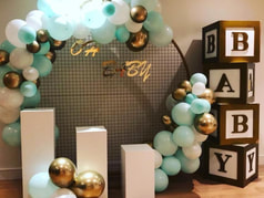 Baby shower decoration in london, organic balloon arch and baby boxes 